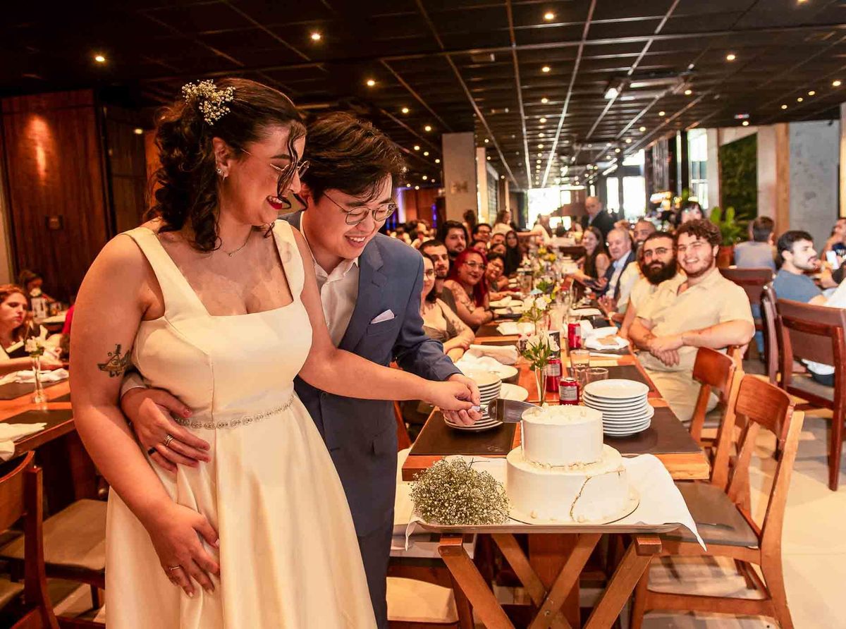 fotografia-mini-wedding-restaurante-cocobambu-santo-andre-sp-corte-do-bolo-noivos.jpg
