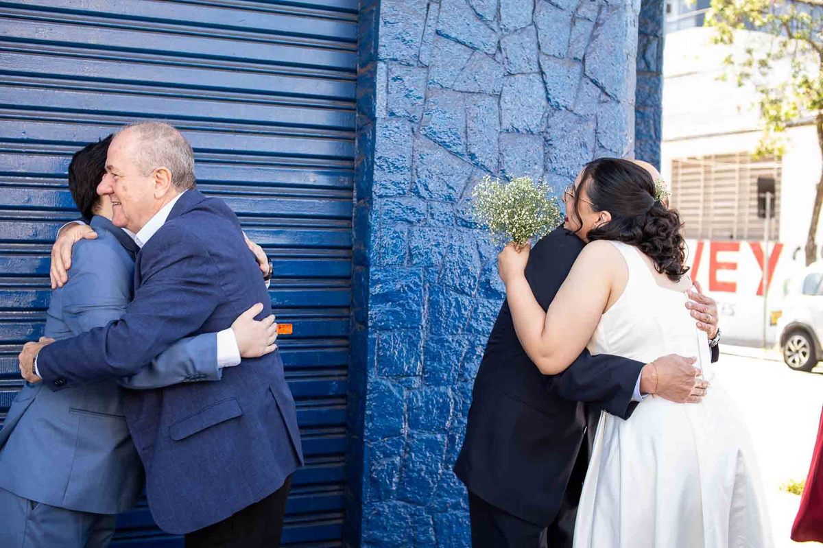 fotografo-casamento-civil-noivos-cumprimentando-os-pais-sao-paulo.jpg