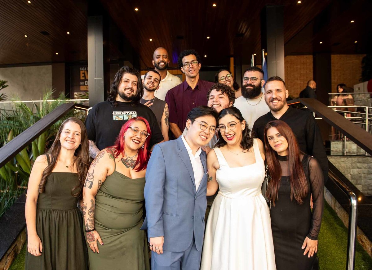 noivos-com-os-amigos-juntos-na-recepçao-do-casamento-no-restaurante.jpg