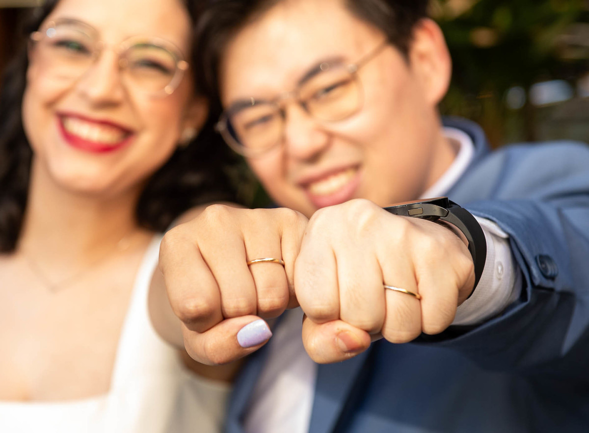 noivos-numa-pose-representando-força-casamento-civil.jpg