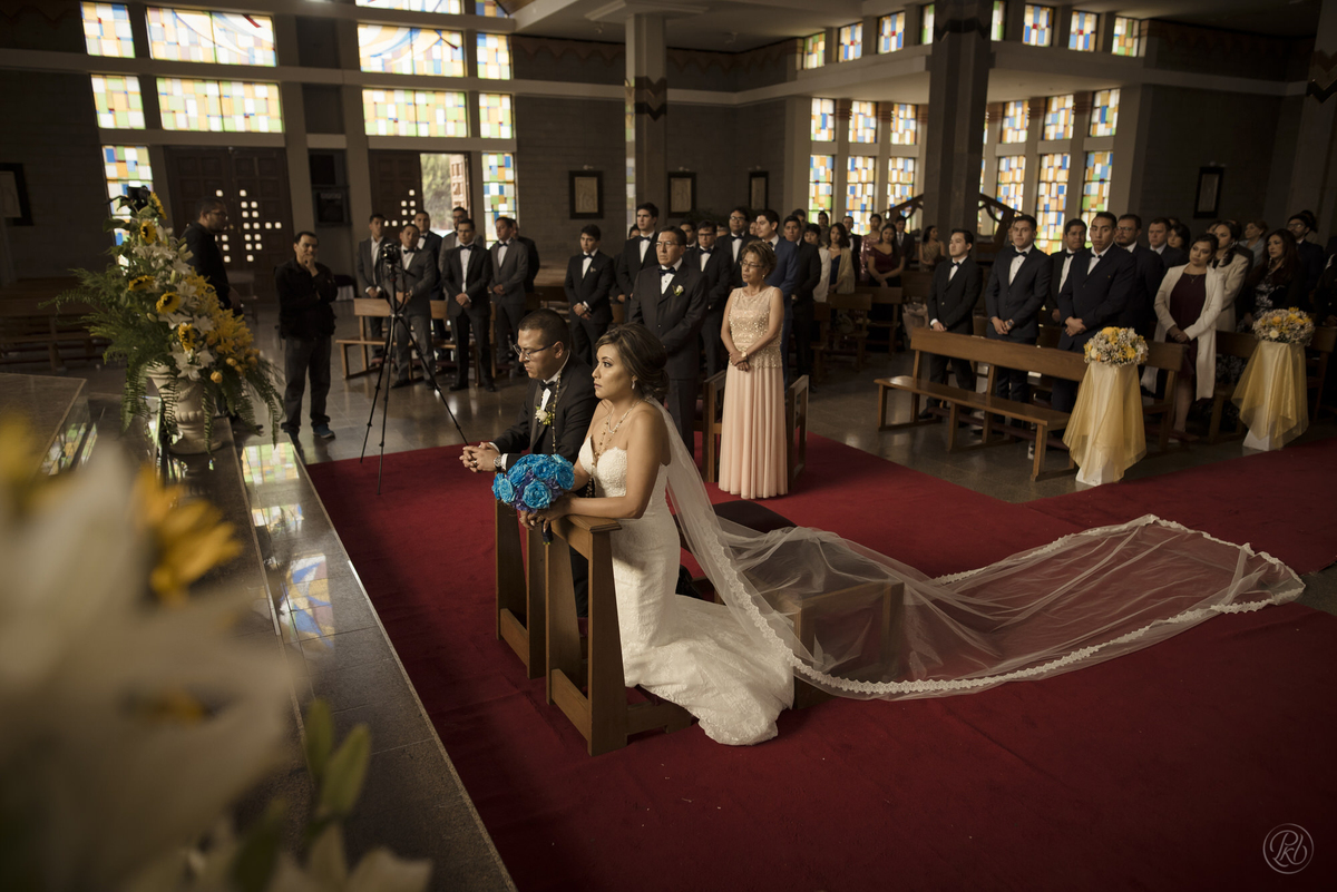 fotografo de bodas La Paz Bolivia Fotografia de bodas Pkl Fotografía ceremonia catolica iglesia nuestra señora de Lujan catedral castrense de irpavi 