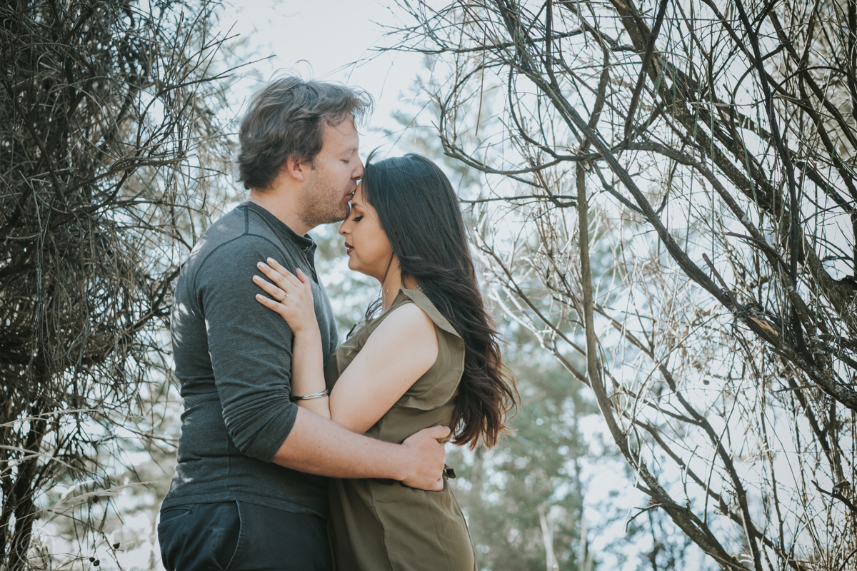 pkl fotografía pareja sesion de preboda,  en  el bosque. 