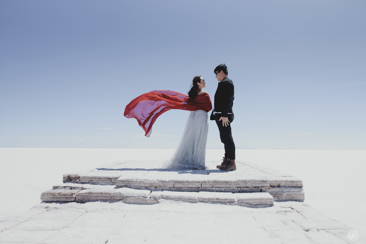 Salt Flats Bolivia Uyuni wedding photographer Fotografo de bodas La Paz Bolivia 