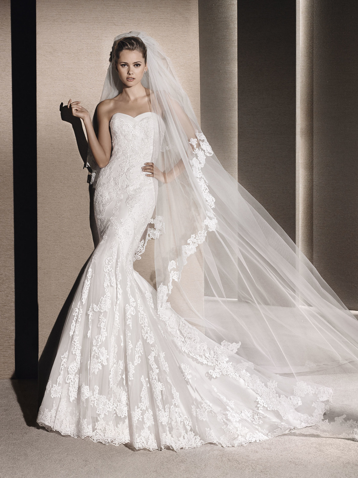 Vestido de noiva em tule com aplicações em guipura estilo sereia. Corpo de decote em coração acabado com tule drapeado.