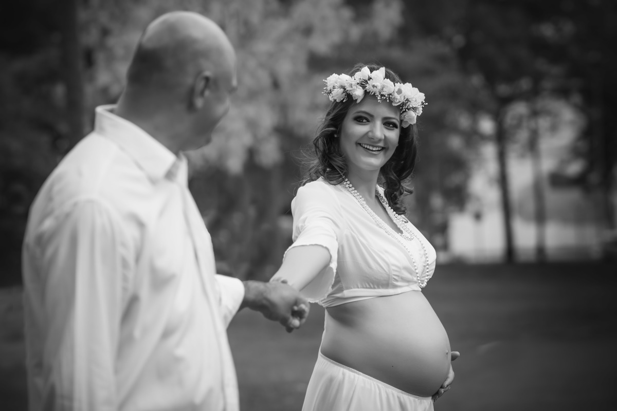 olhando um para o outro em preto e branco, o casla...