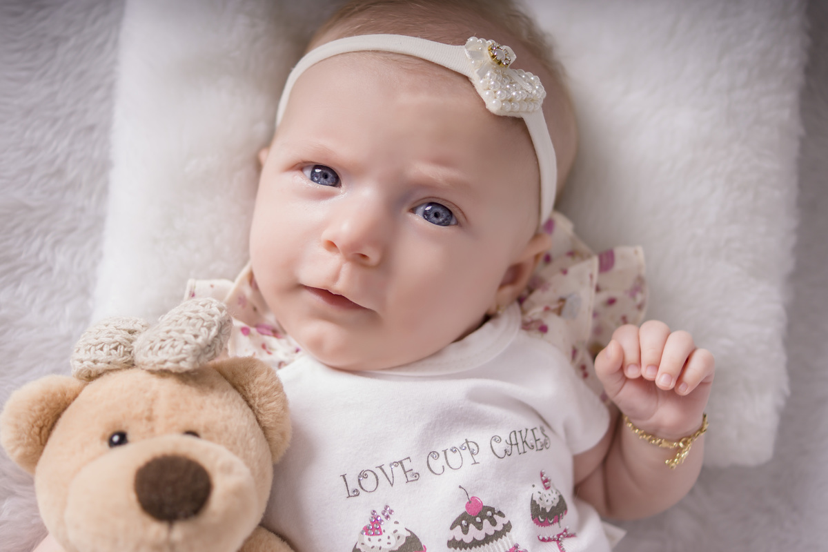 bebê segurando ursinho