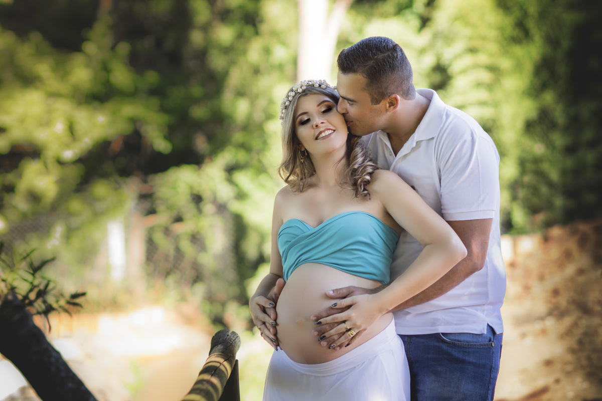 gestante e marido felizes
