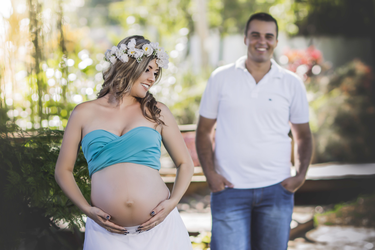 gestante com as mãos na barrida