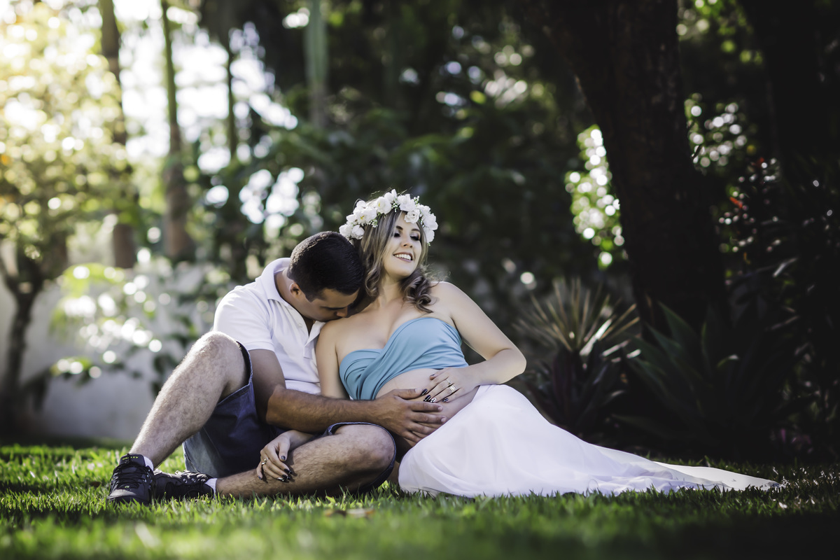gestante e marido sentados