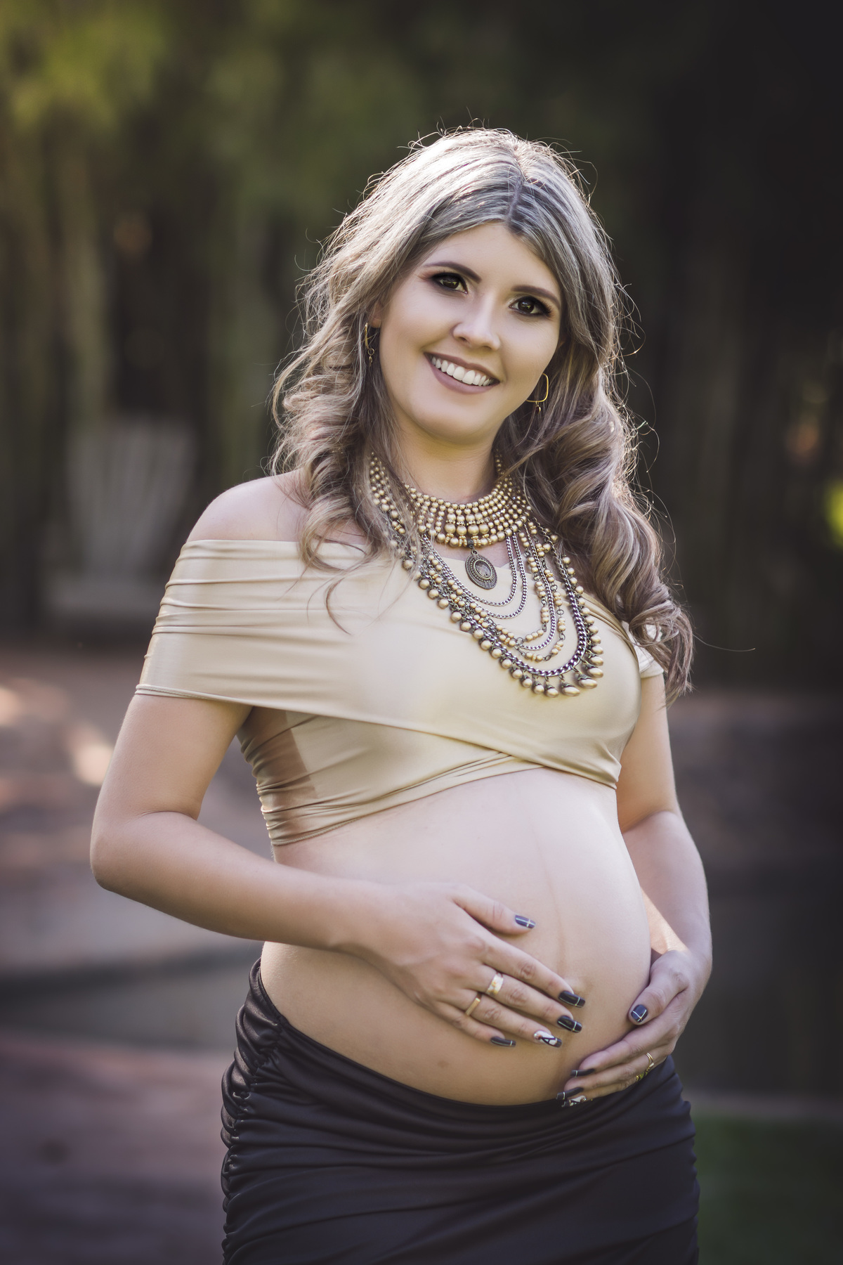 roupa dourada gestante