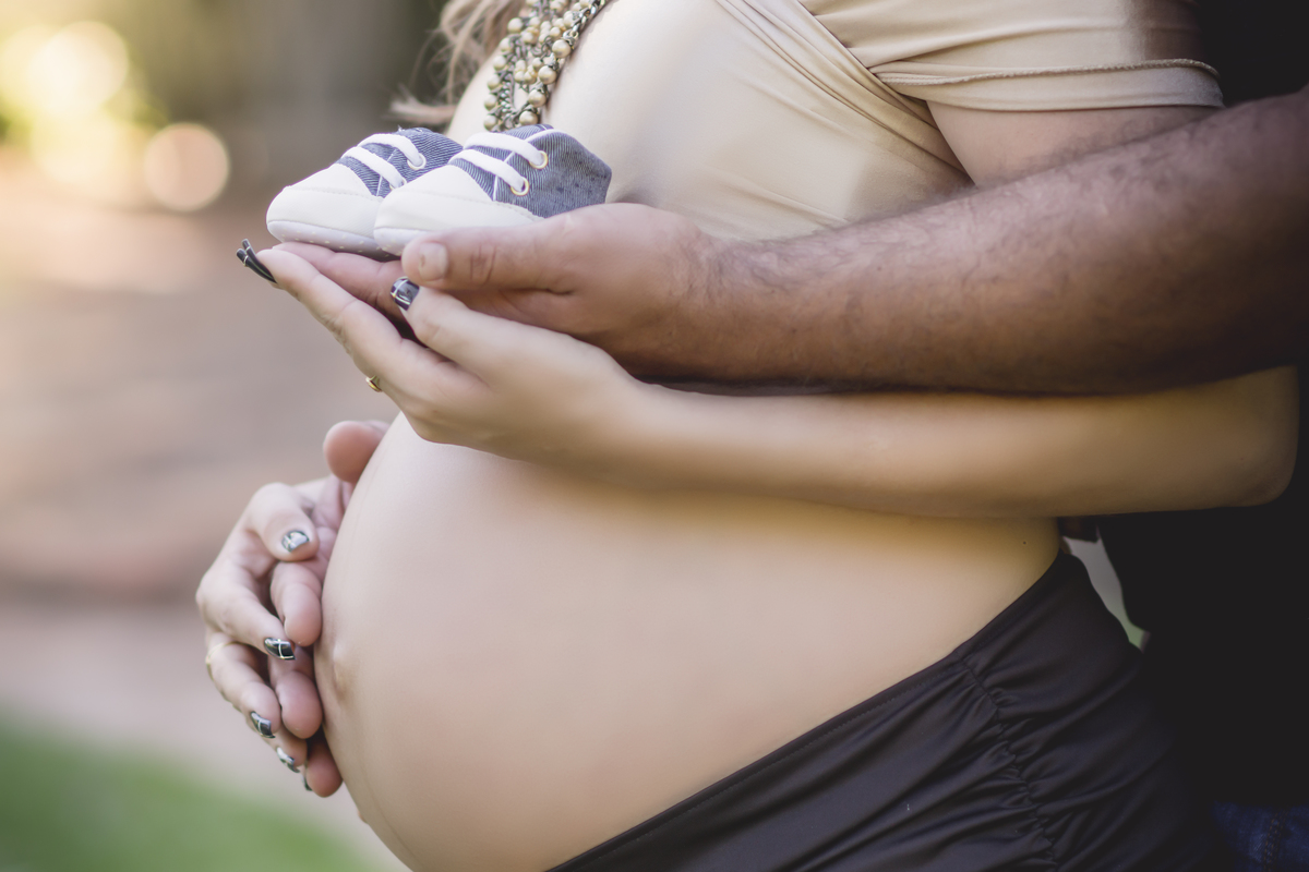 gestante segurando sapatinho