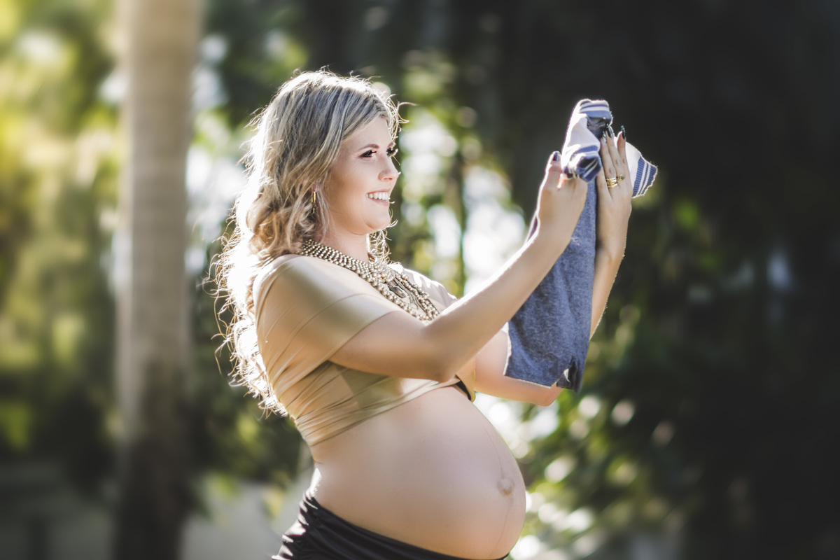 gestante segurando roupinha