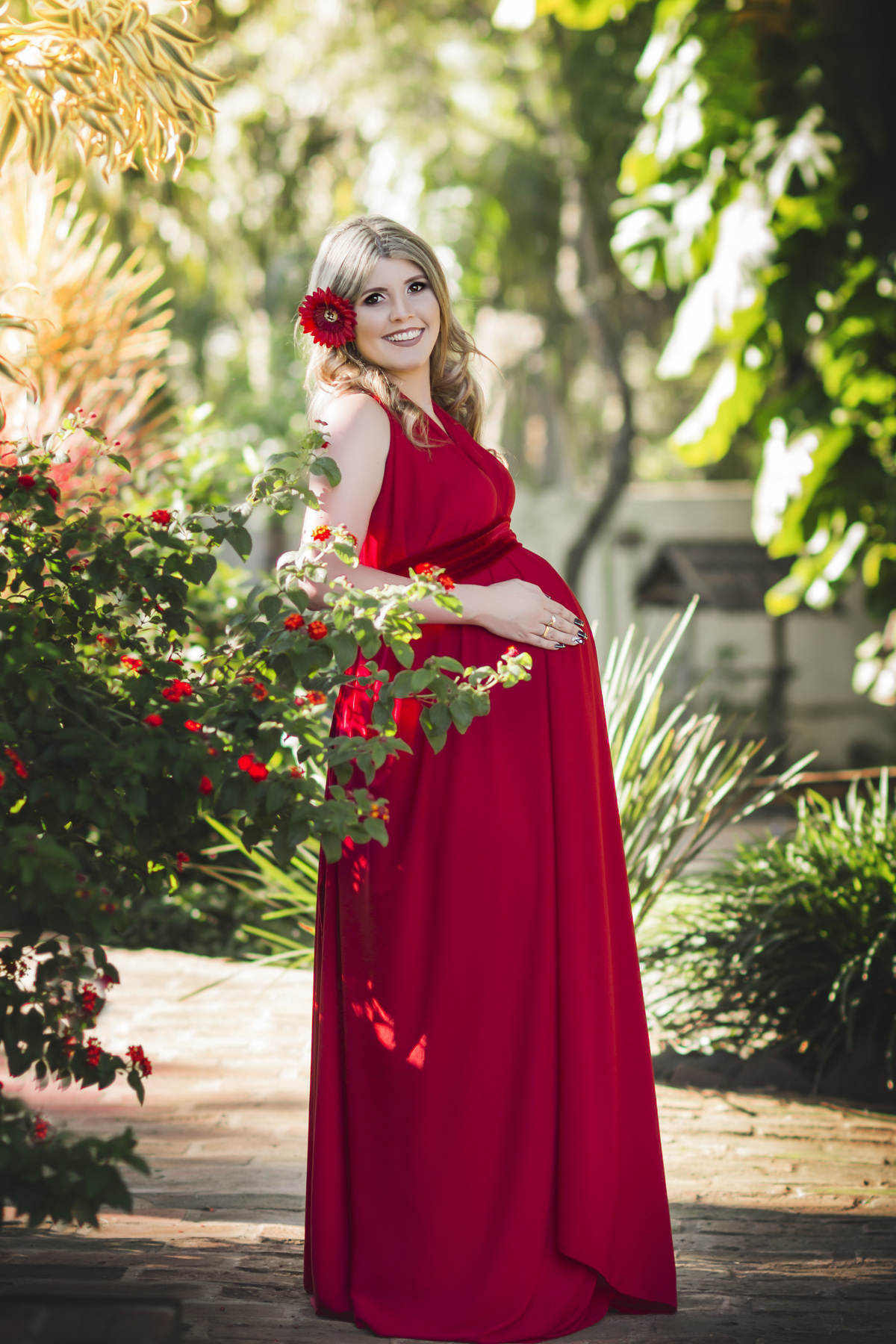 gestante com vestido vermelho
