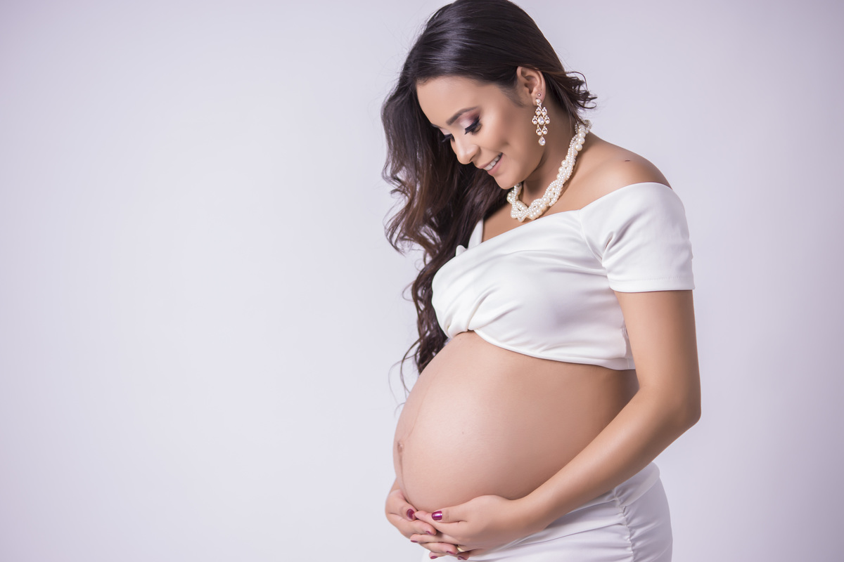 gestante segurando a barriga