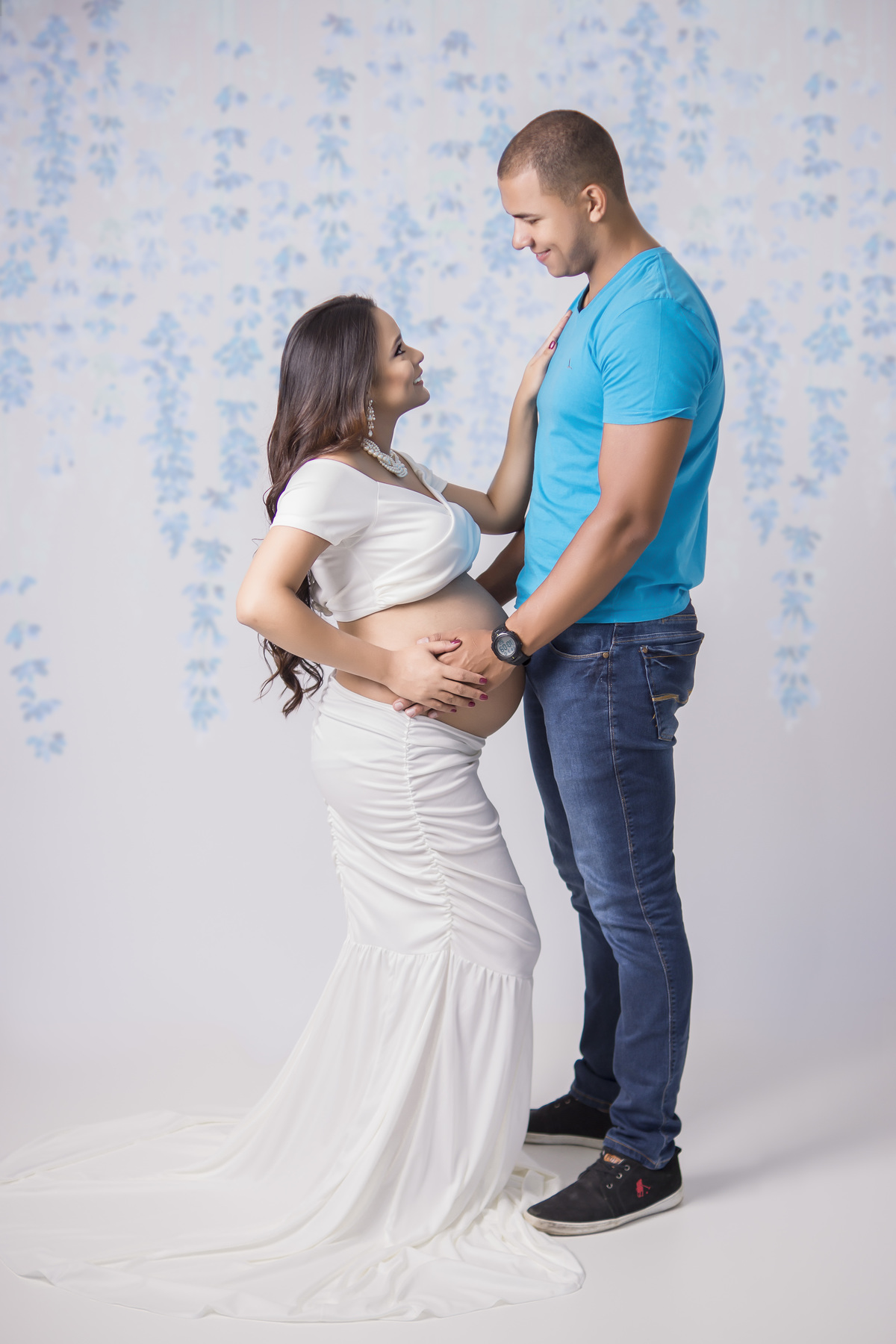 gestante com flores azuis