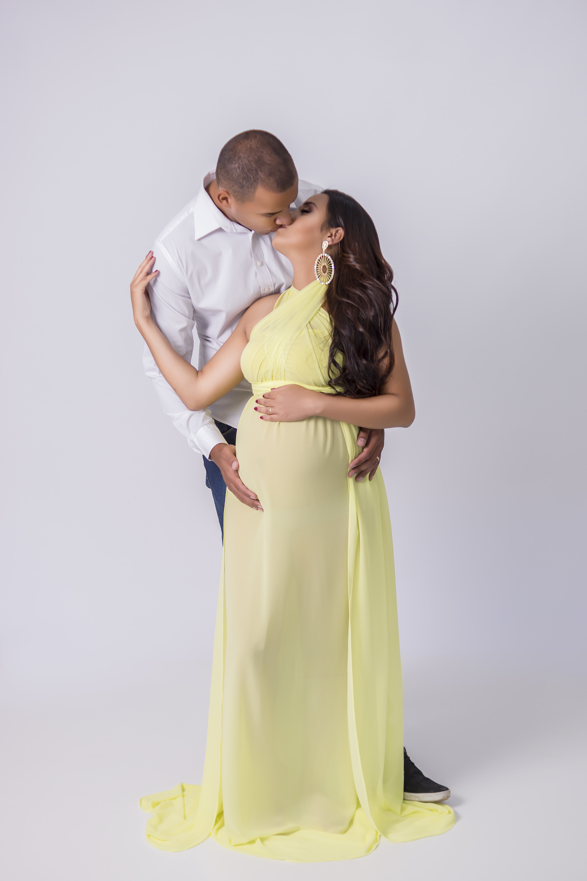 gestante com marido em estúdio