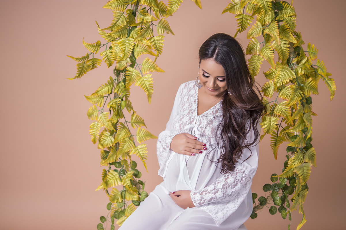 gestante no balanço de flores