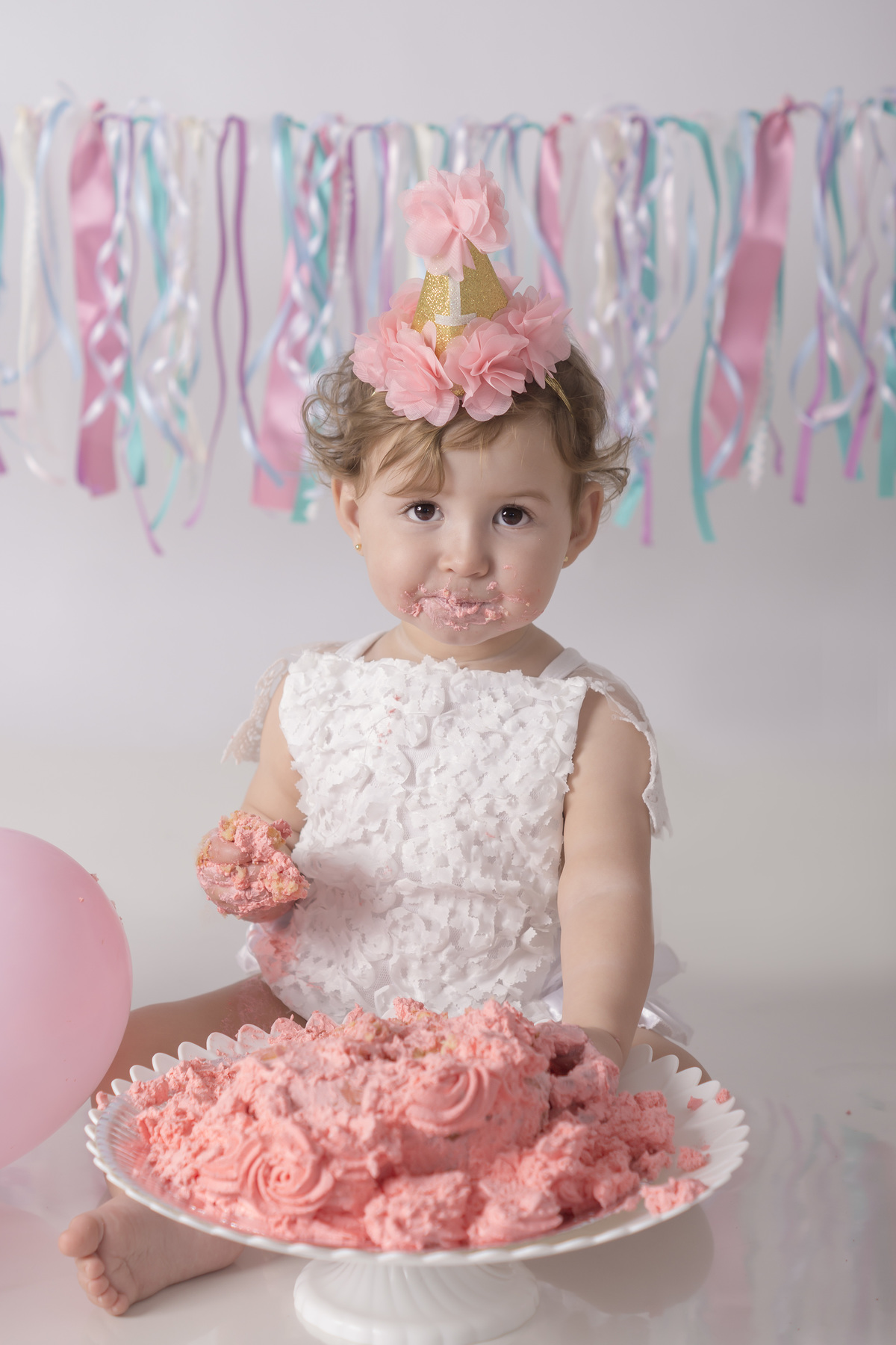 menina comendo bolo cake smash
