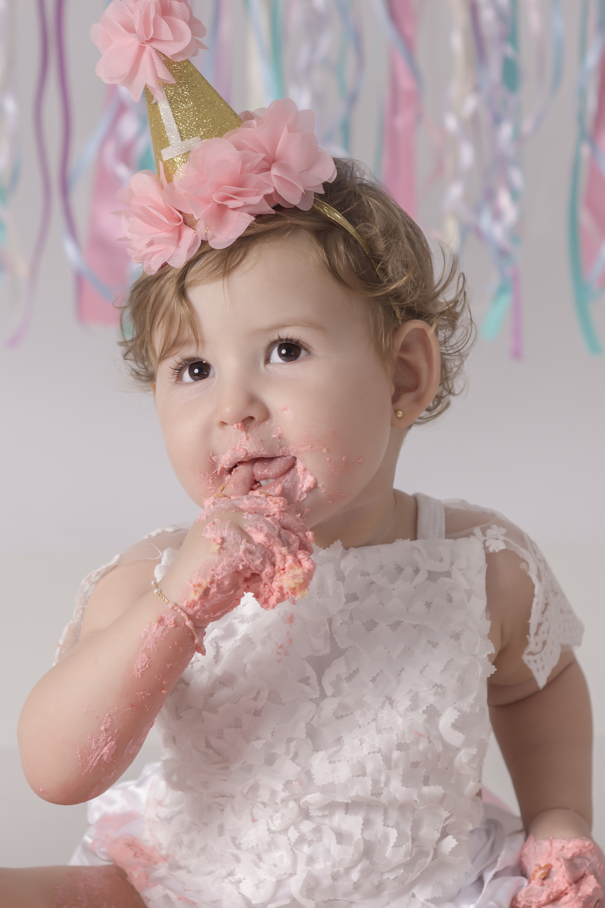 comendo bolo sessão de 1 ano
