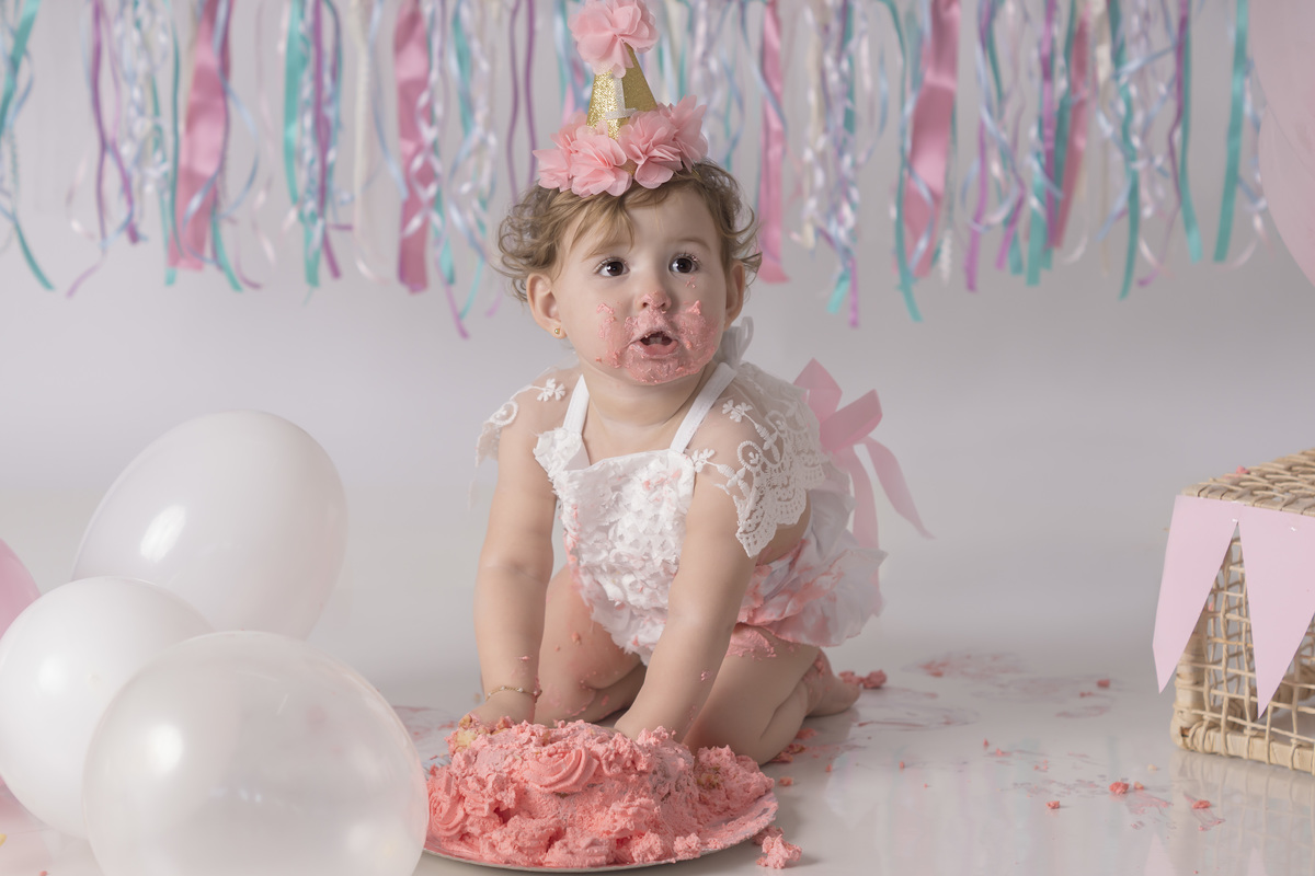 destruindo bolo da sessão fotográfica