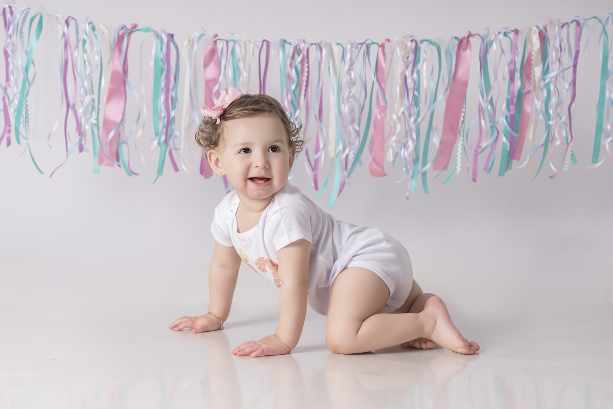 menina gatinhando estúdio