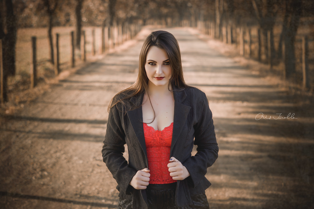 mulher na estrada segurando blazer