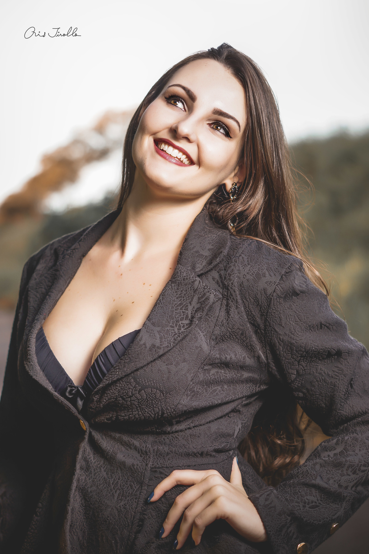 moça sorrindo descontraída