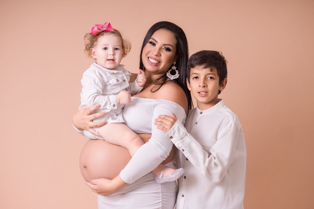gestante mais dois filhos de branco