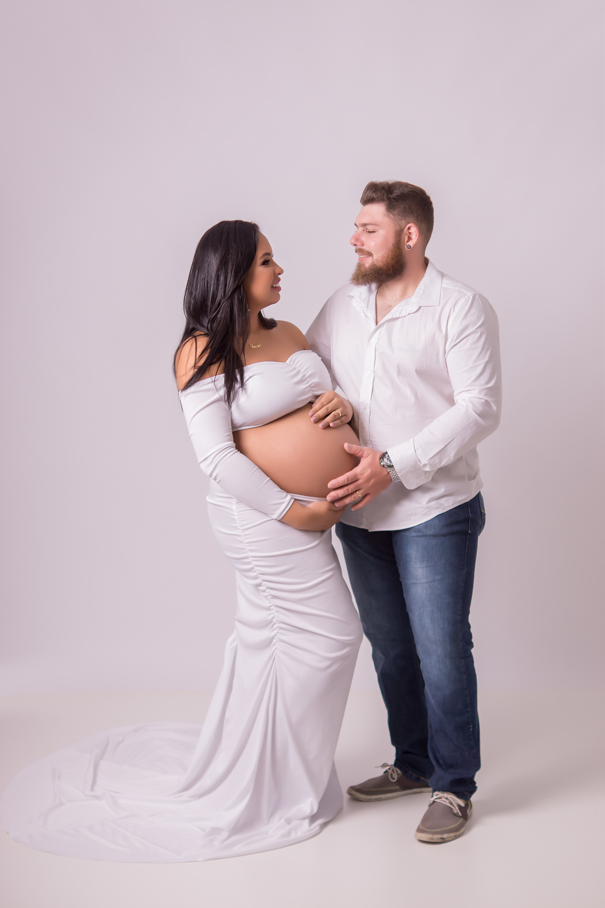 casal de branco gestante