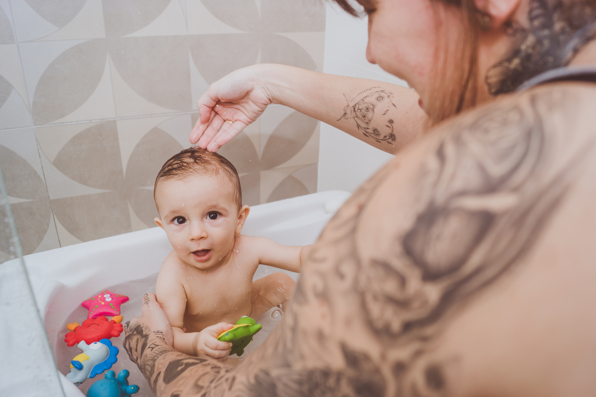 Lifestyle bebê tomando banho