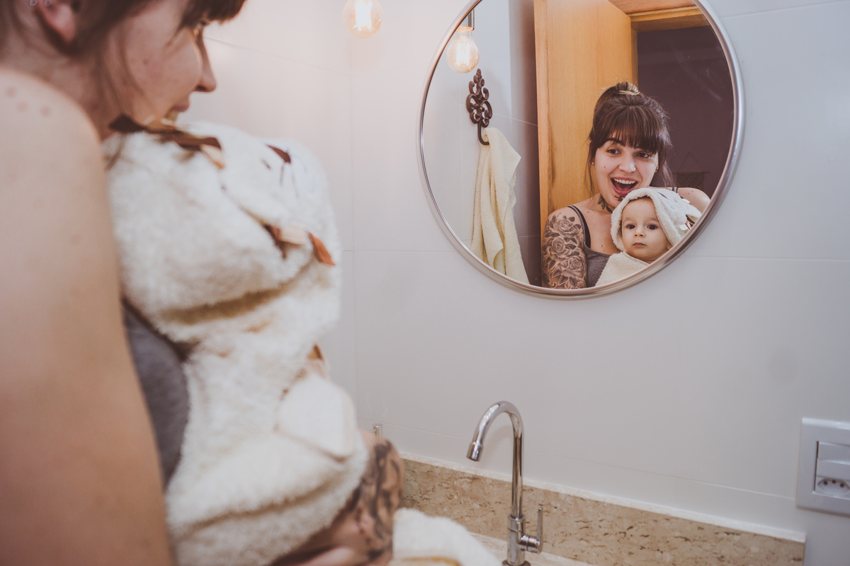 lifestyle bebê no espelho 