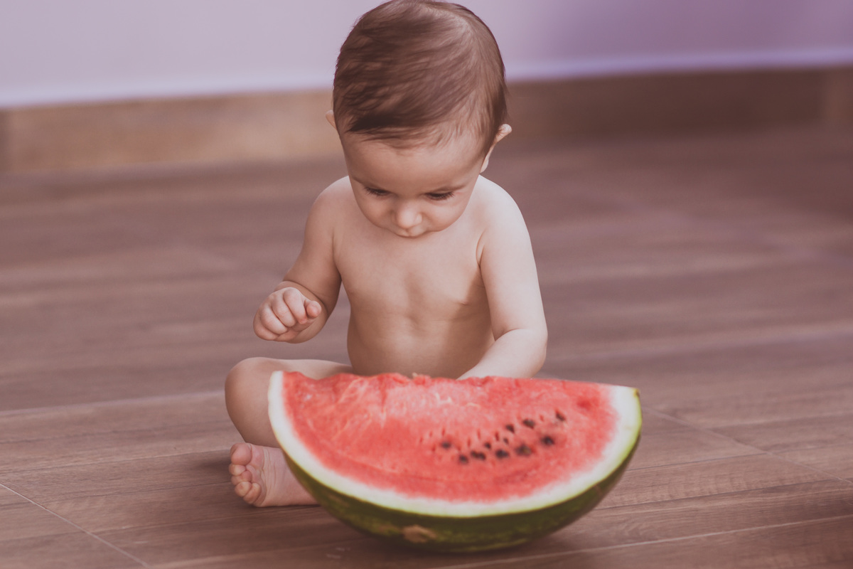 bebê com melancia lifestyle