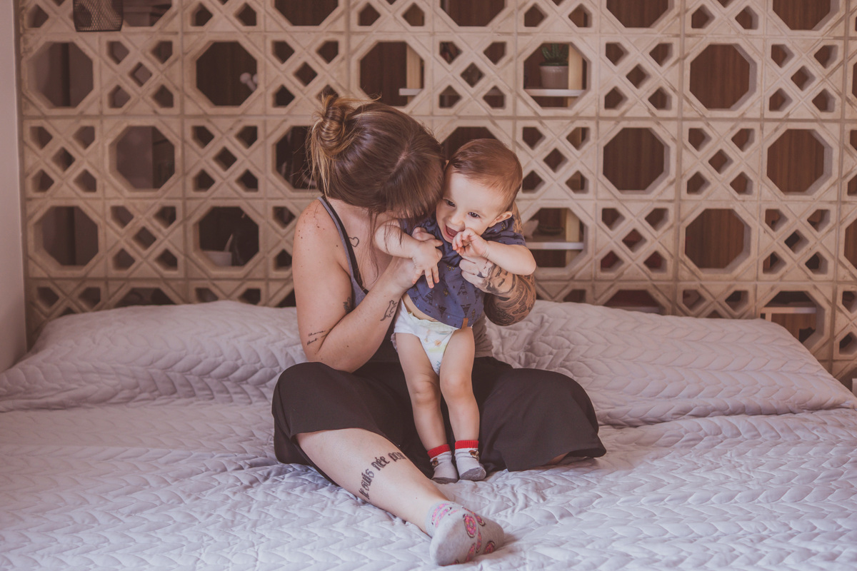 lifestyle mamãe na cama com bebê