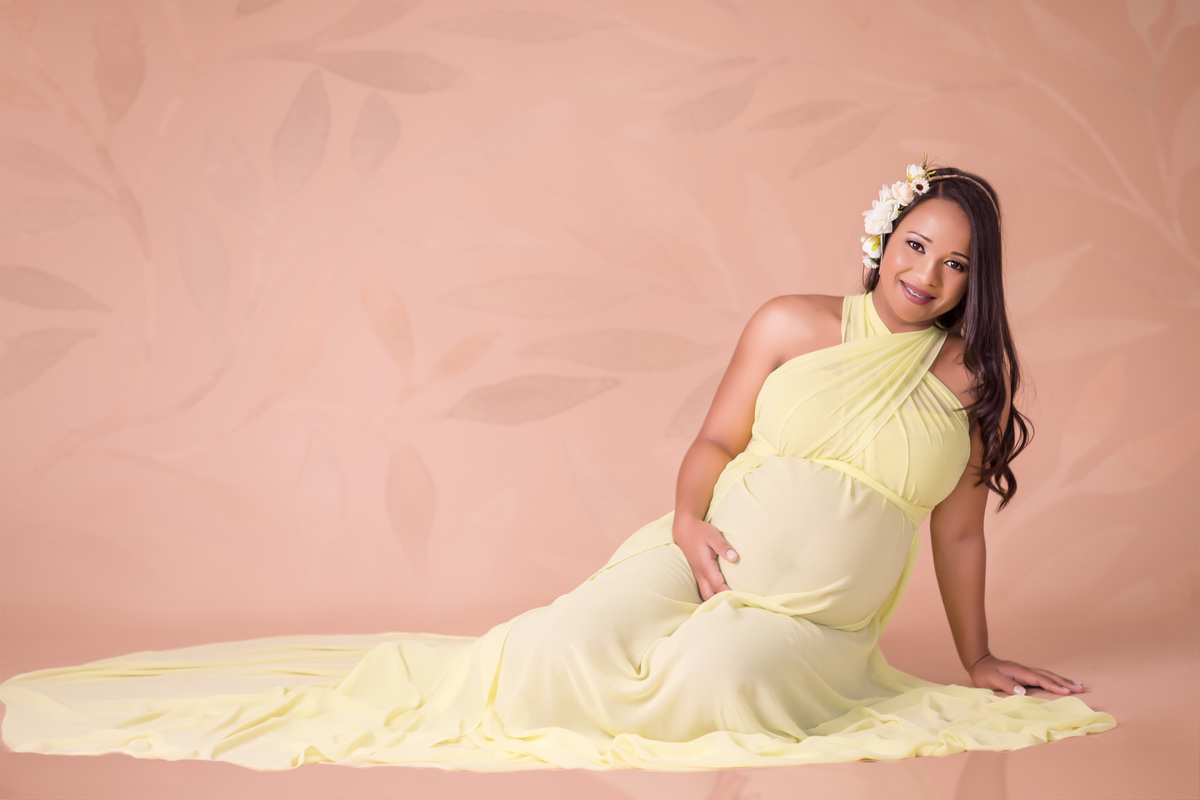 gestante de amarelo sentada