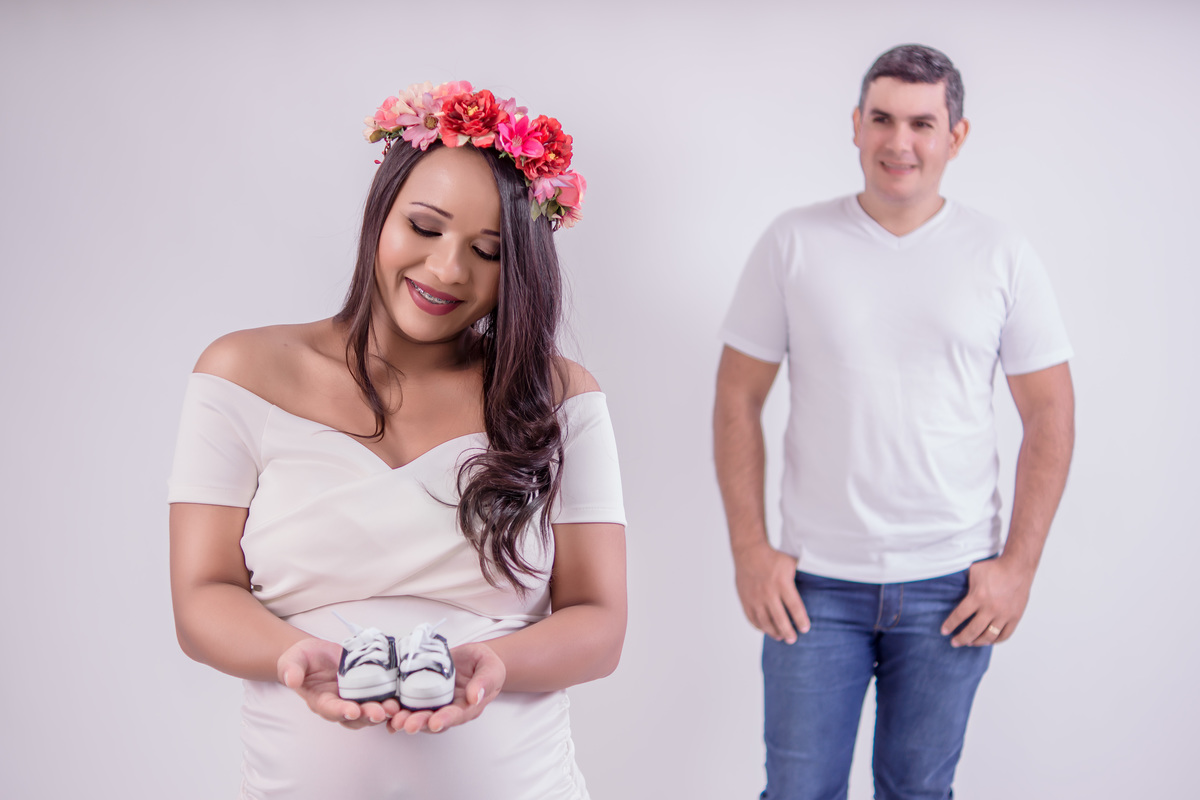 gestante segurando sapatinho