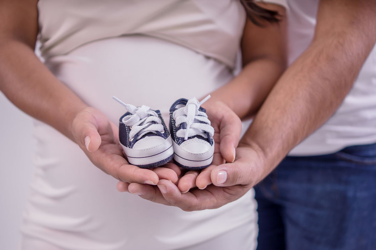 segurando sapatinho de bebê