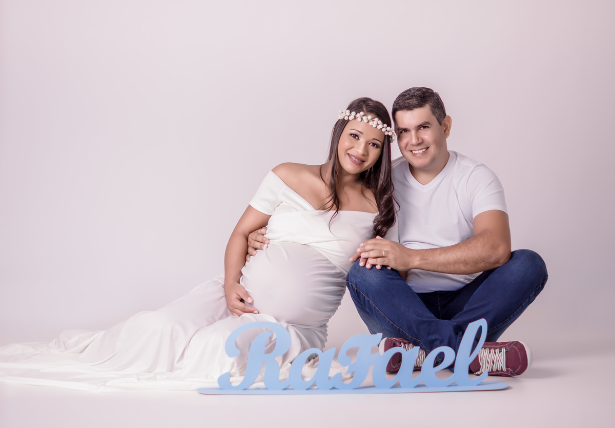 casal gestante placa com nome do bebê