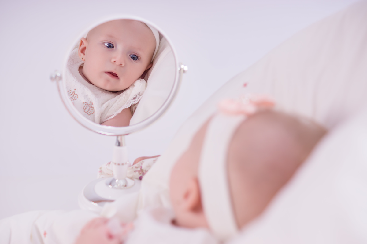 bebê se olhando no espelho