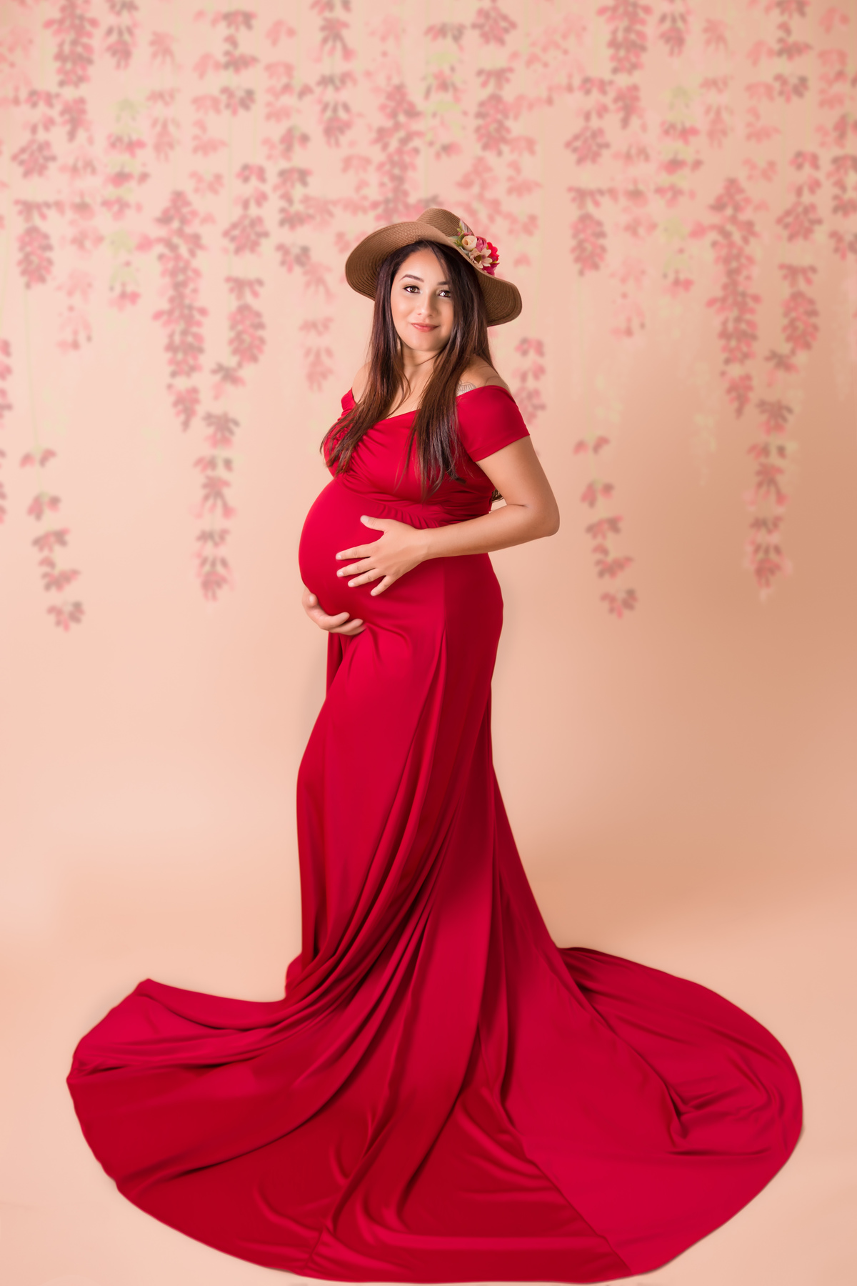 gestante de vestido vermelho
