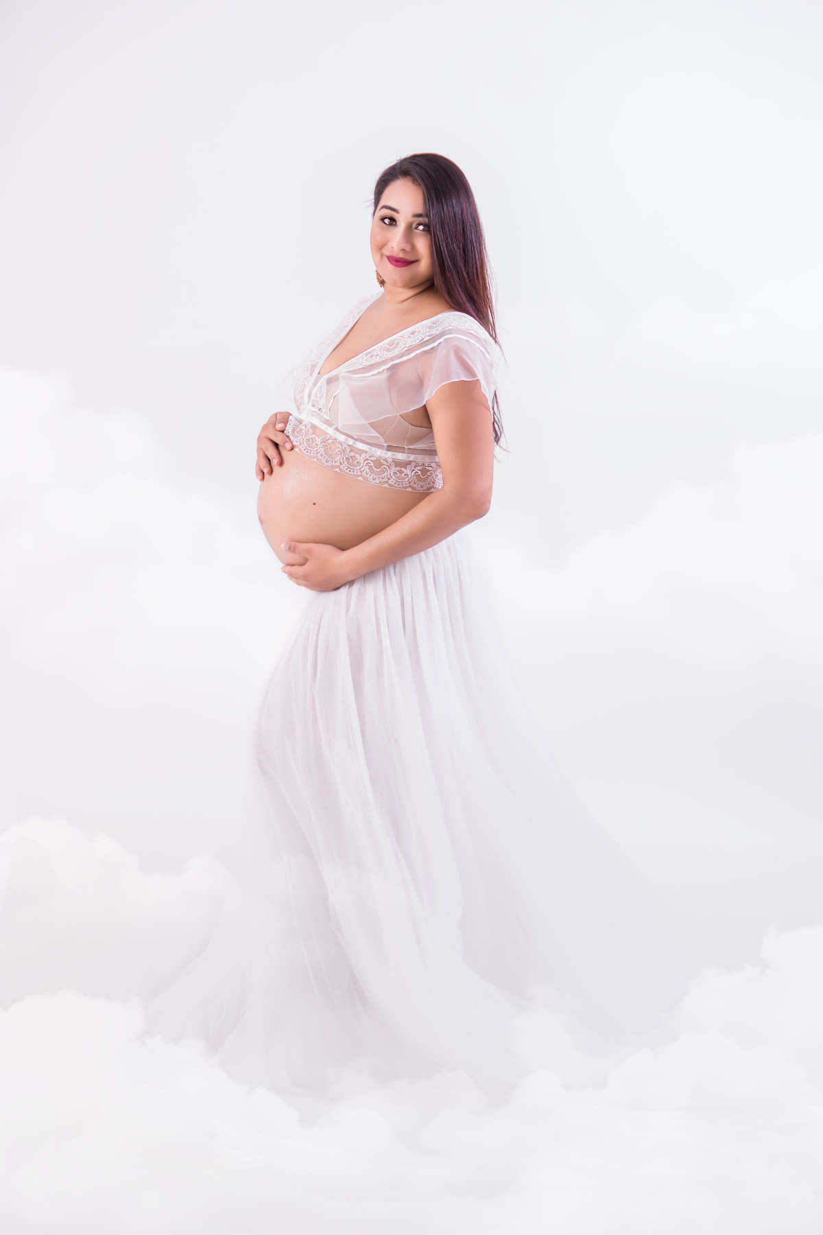 gestante de branco nas nuvens