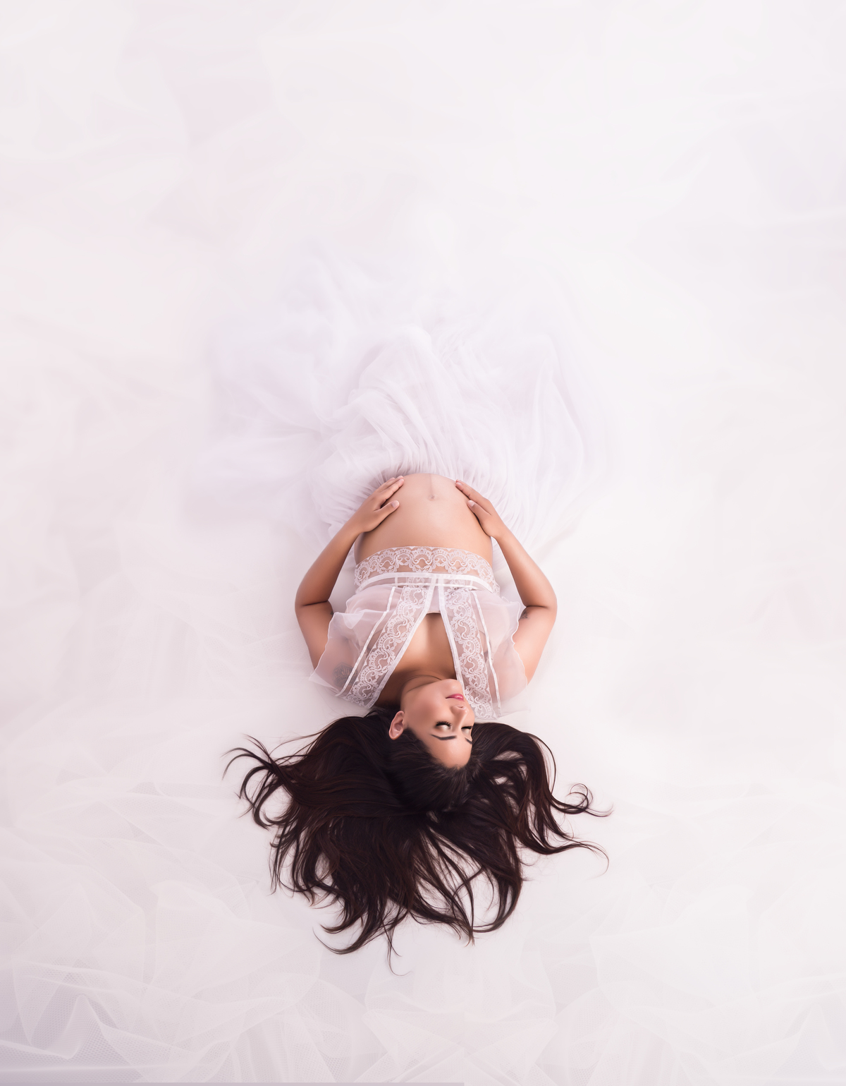 gestante de branco deitada