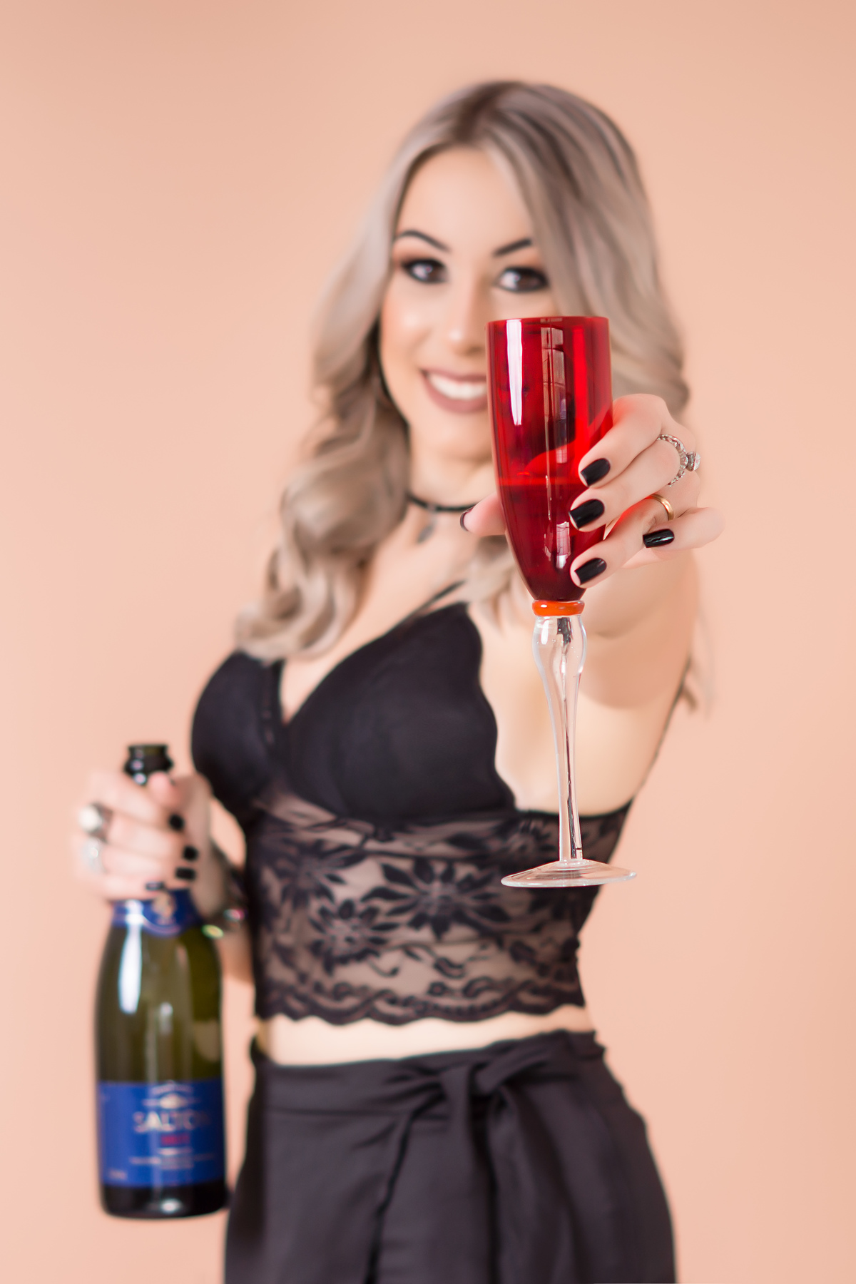 segurando taça vermelha brindando