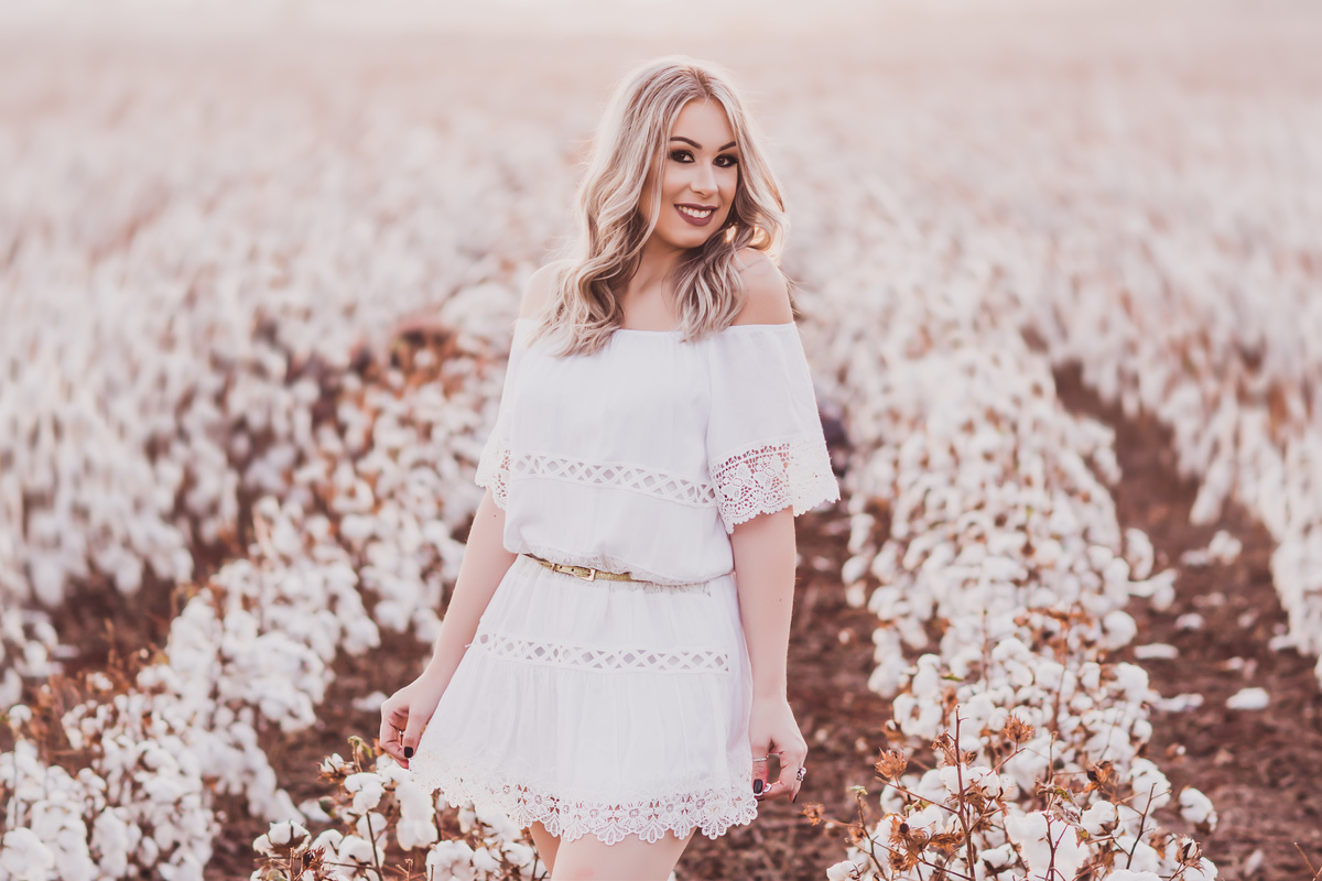 mulher num campo de algodão
