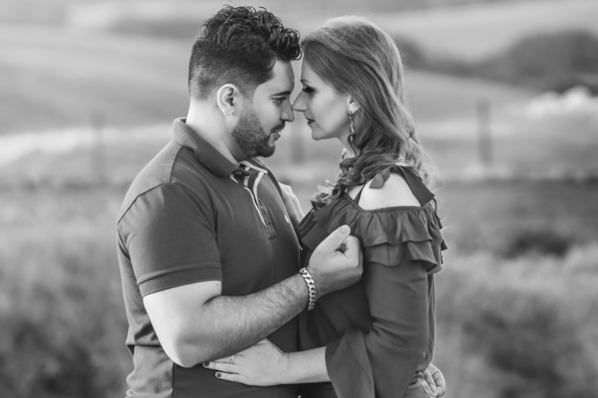 casal se olhando sessão fotográfica