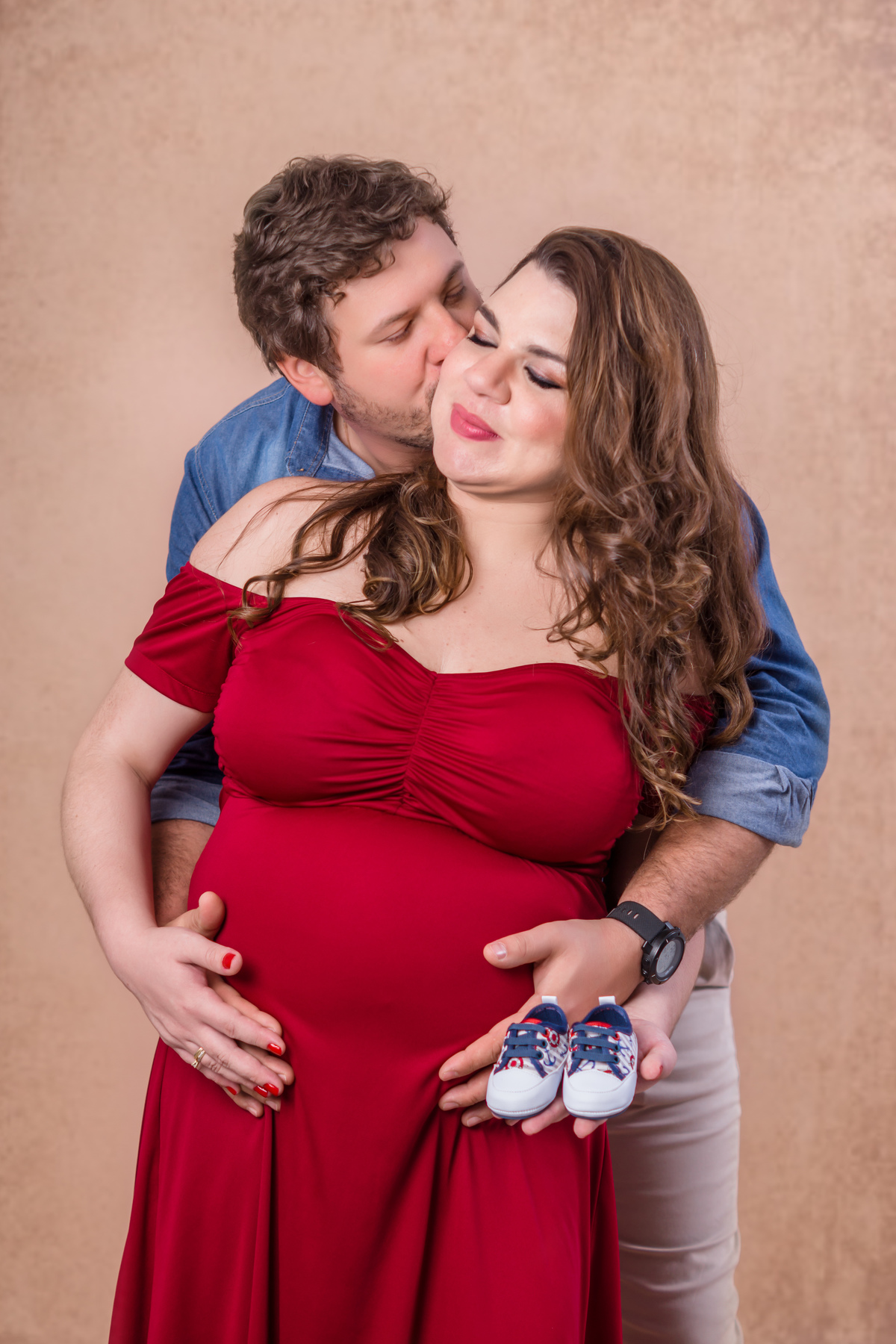 casal gestante de vermelho