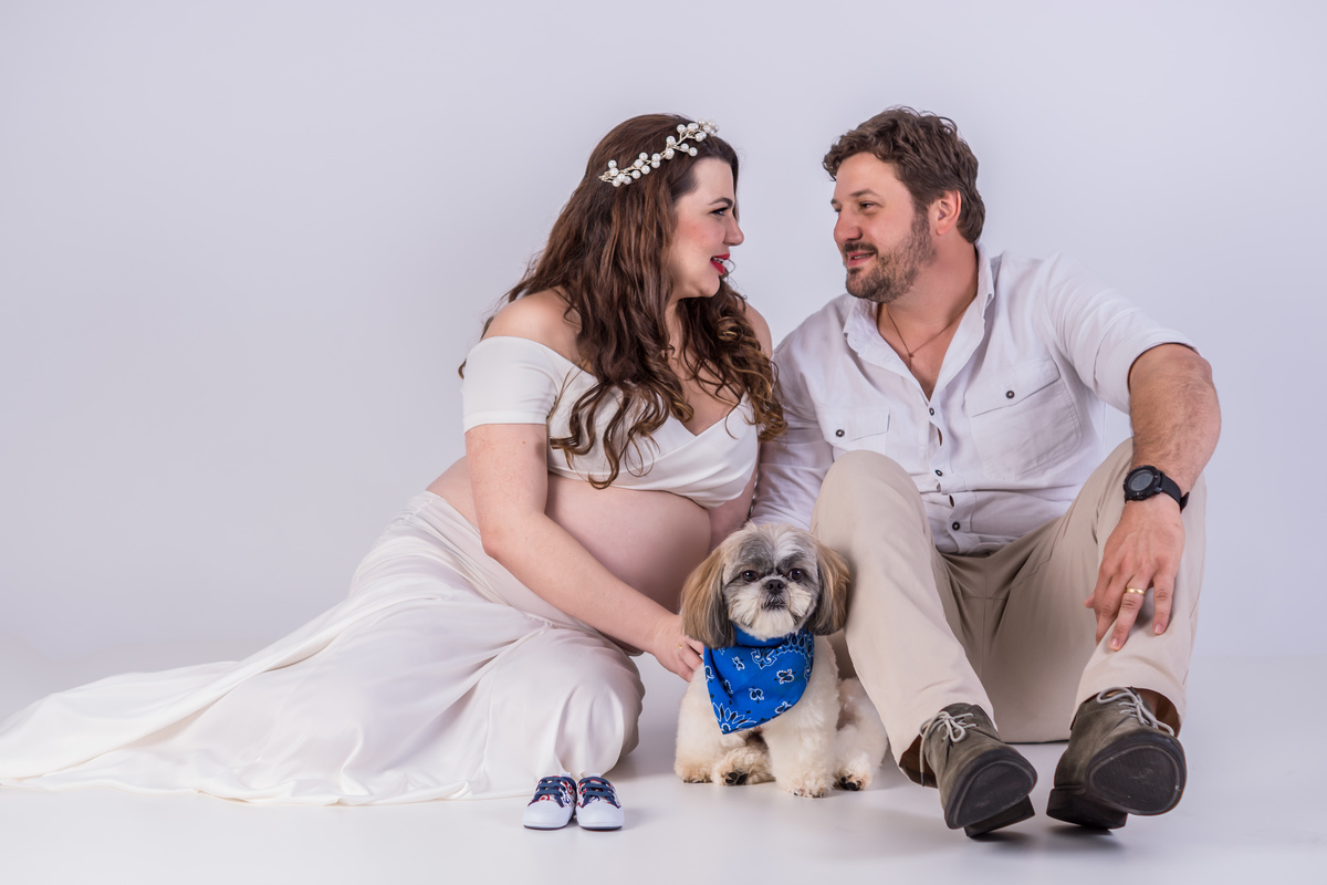 casal gestante com cãozinho