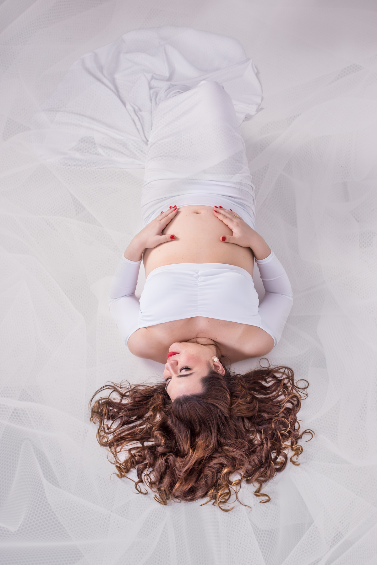 gestante de branco deitada