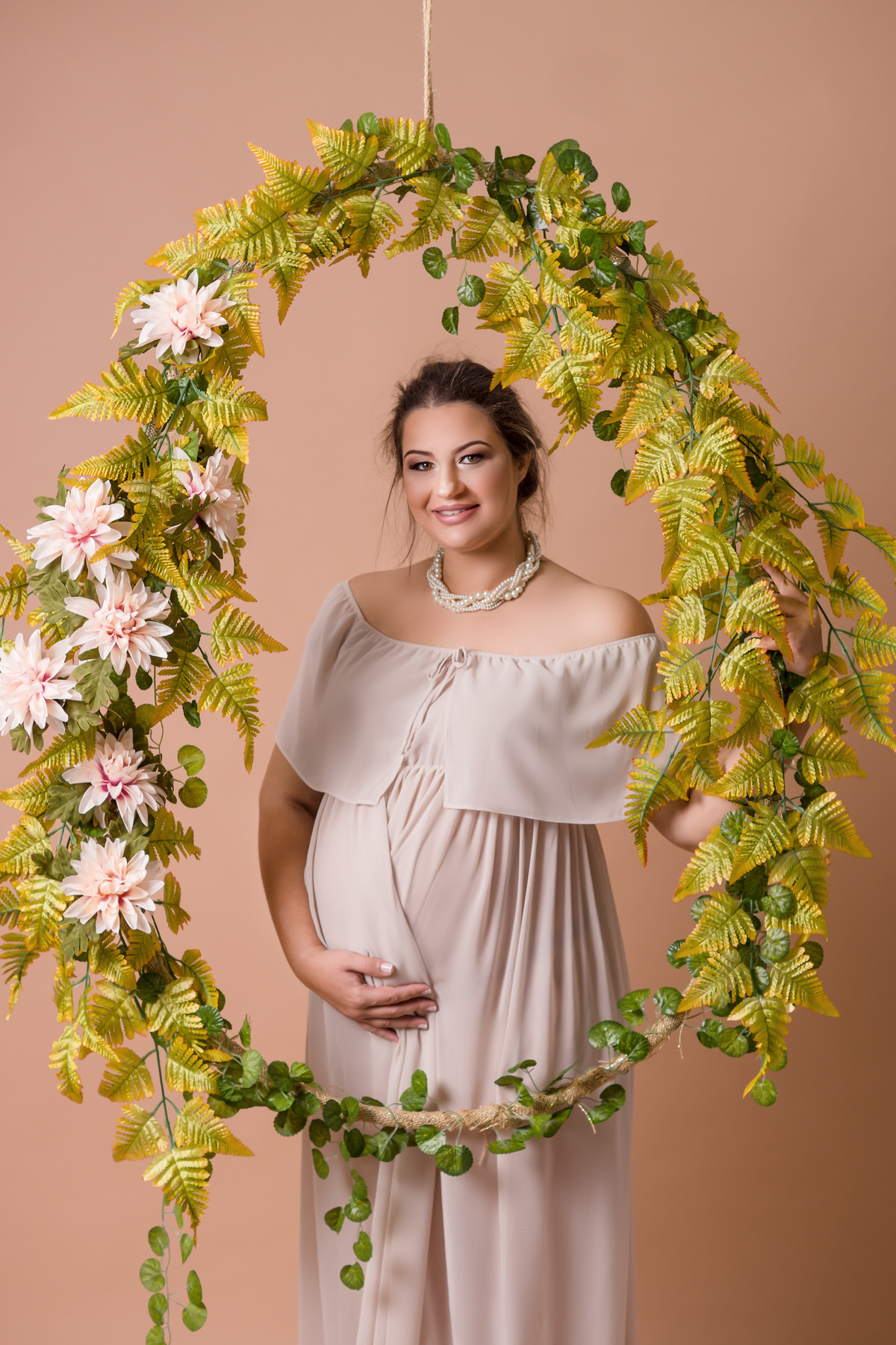 gestante no balanço de flores