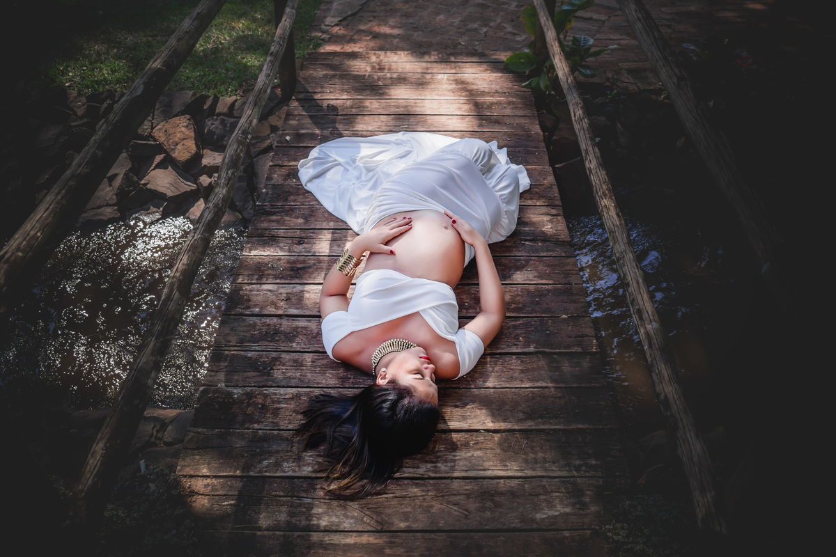 gestante deitada na ponte