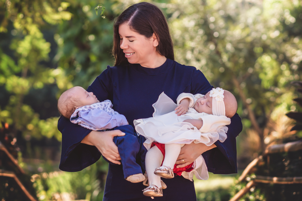 avó segurando gêmeos bebês